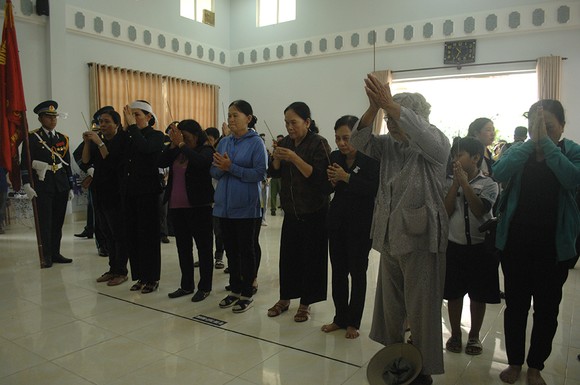 Người dân Đồng Tháp đẫm nước mắt viếng Anh hùng Nguyễn Văn Bảy ảnh 11